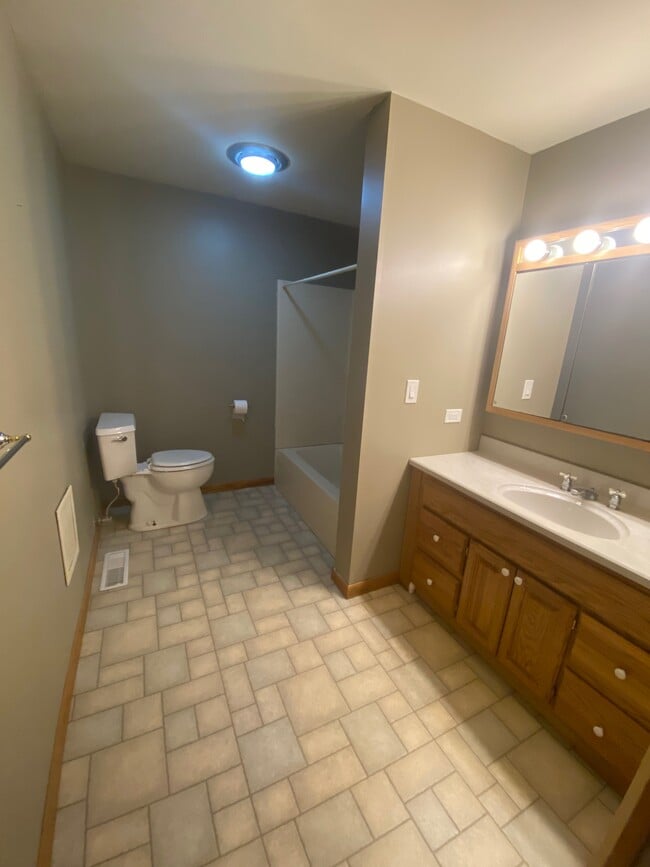 Building Photo - 3634 Roosevelt Cir