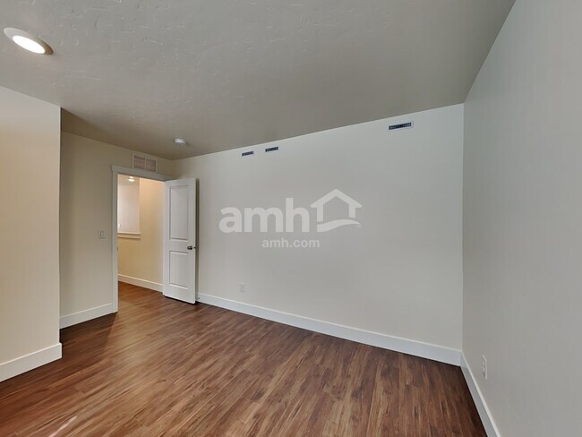 Building Photo - 724 S Retort Ave