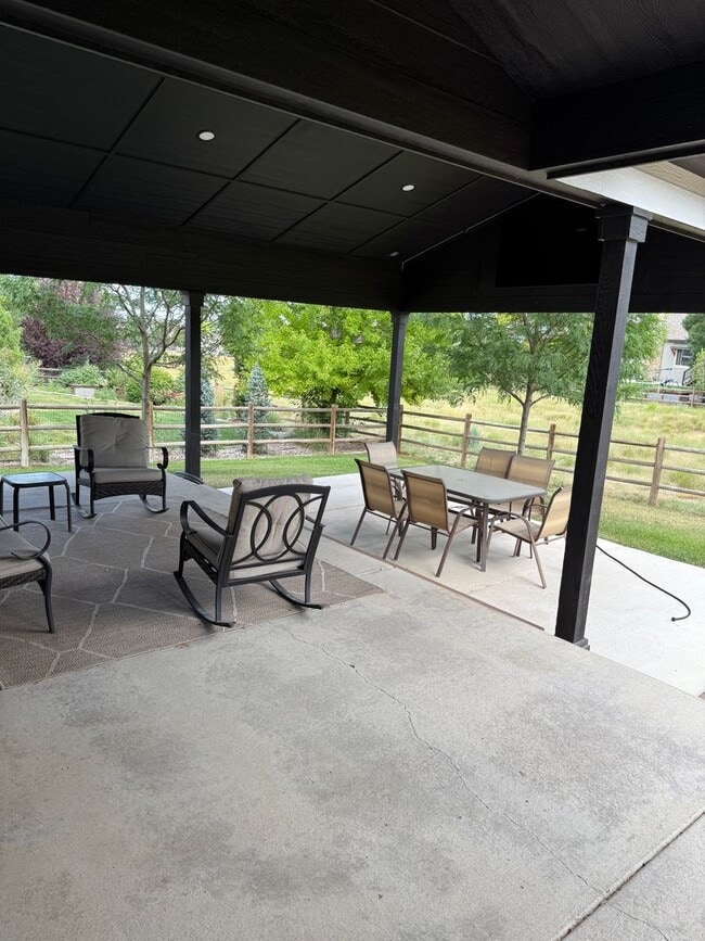 Building Photo - Spacious and Bright 4 Bedroom Home in Wind...