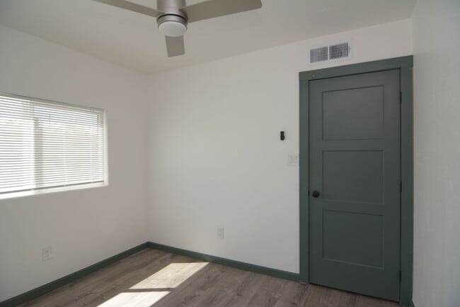 Building Photo - Remodeled 2 Bedroom 1 Bath Duplex! Great Central Tucson Location!