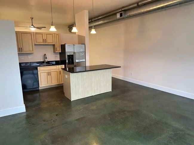 Building Photo - Adorable Studio Apartment in Plaza Midwood!!