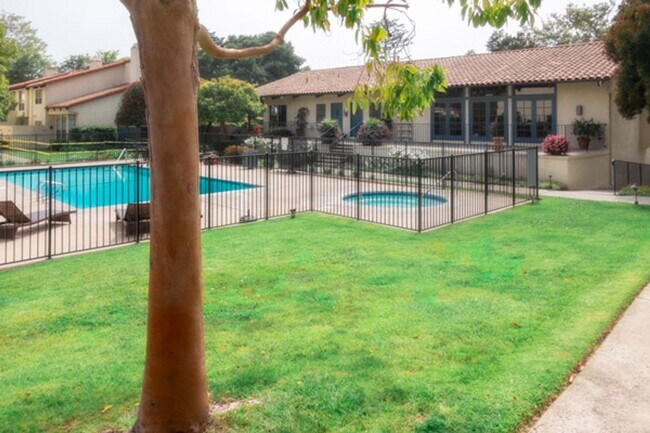 Building Photo - Spacious & Bright 3 Bedroom End Unit Condo in Prime Location