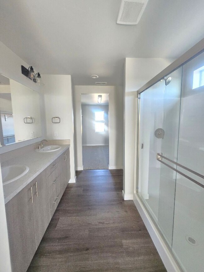 Building Photo - Beautiful Brand New home