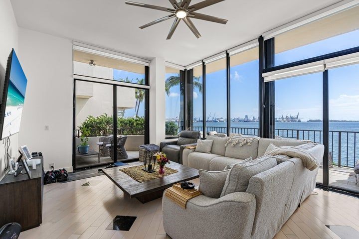 Building Photo - 520 Brickell Key Dr