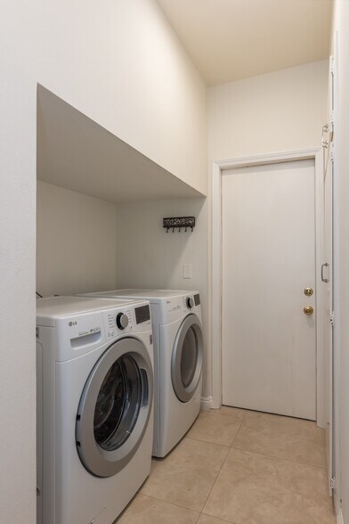 Building Photo - 10227 Autumn Leaf Cir