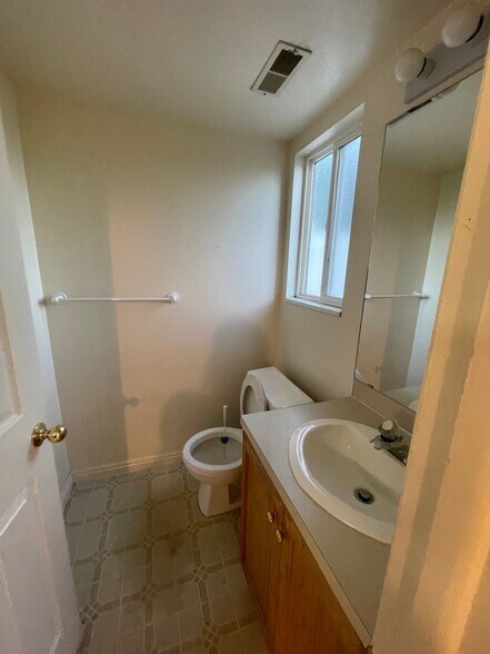 Building Photo - 1545 Talon Dr