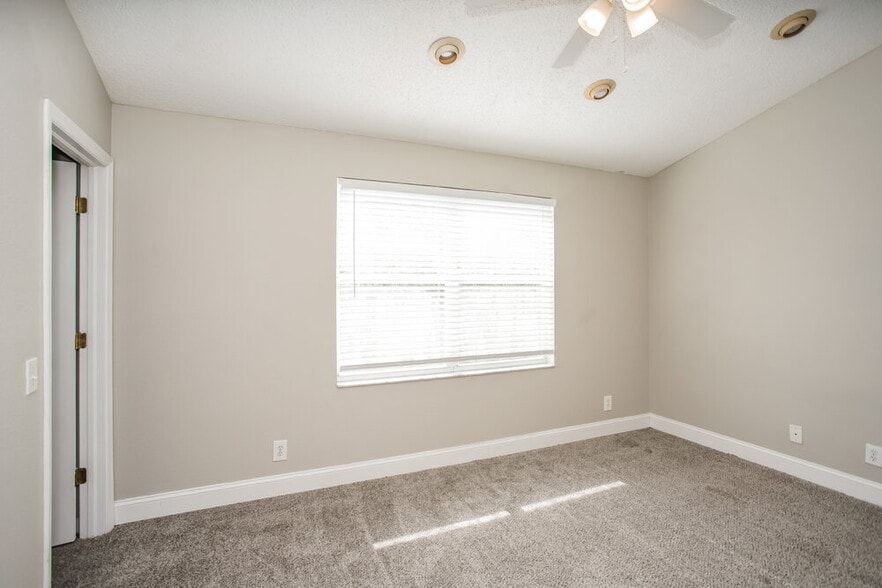 Building Photo - 740 Vallance Way NE