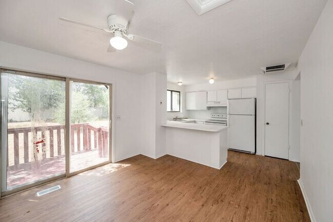 Building Photo - Spacious 2 Bedroom Duplex In West Valley City