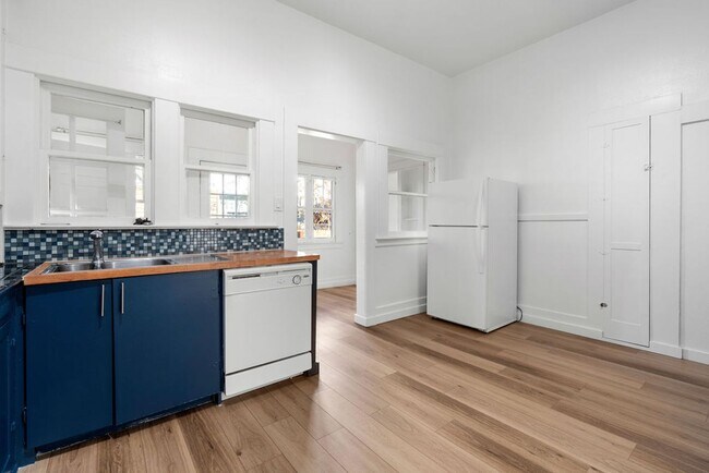 Building Photo - 331 Roberts St