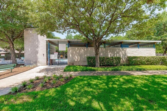 Building Photo - 3019 Plantation Dr