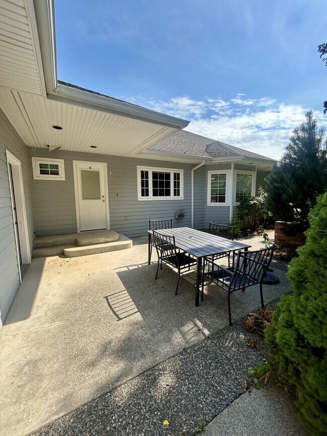 Building Photo - 560 E Maberry Dr