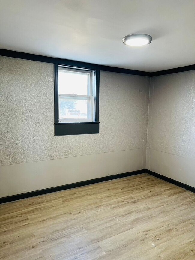 Building Photo - Charming 1-Bedroom Apartment in a Quaint S...