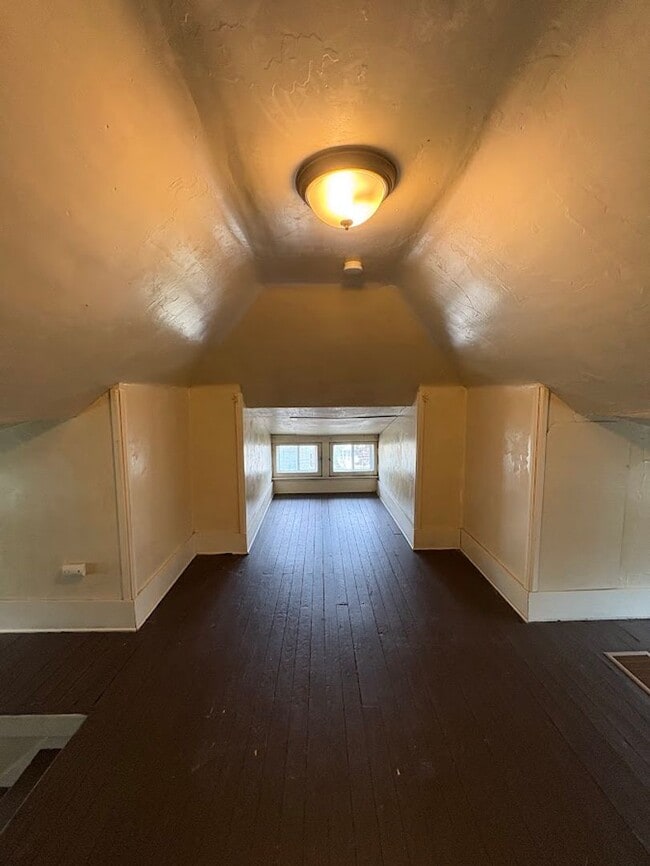 Building Photo - Three bedroom one bathroom home for rent