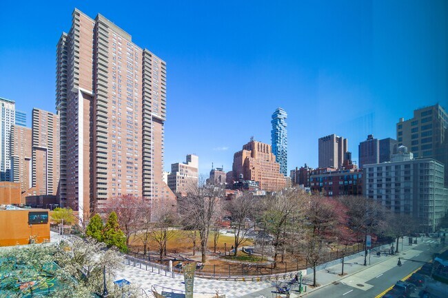 Building Photo - 200 Chambers St