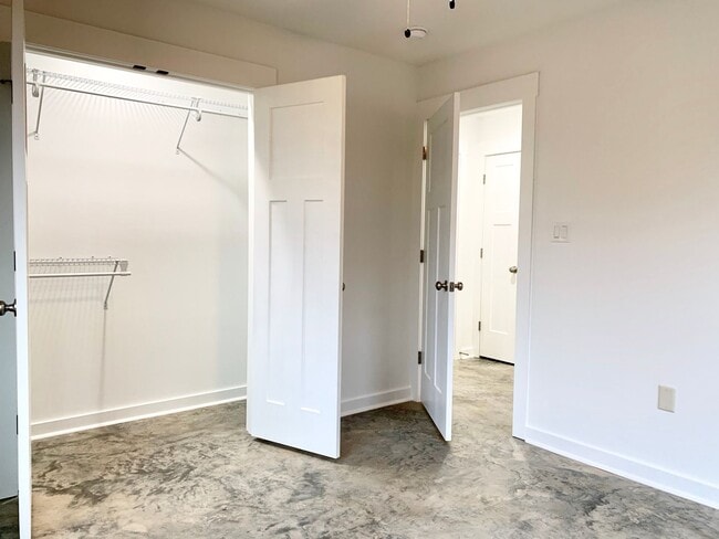 Building Photo - 260 Wolf Den Dr