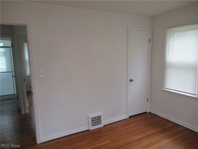 Building Photo - 86 Cowles Ave