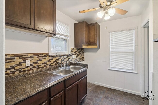 Building Photo - 3 bedroom ranch $1100