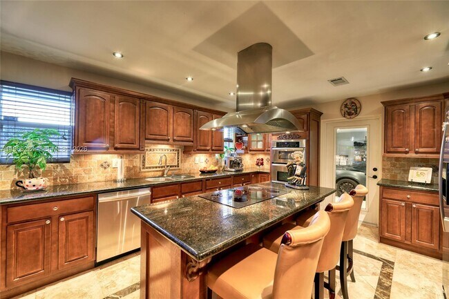 Building Photo - 5826 SW 17th St