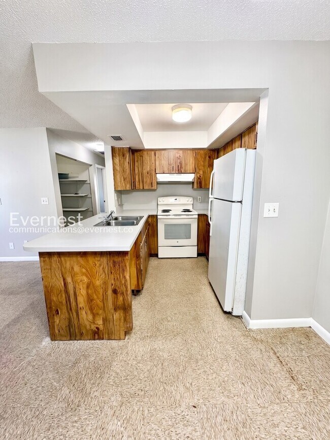 Building Photo - 3062 St Paul Dr