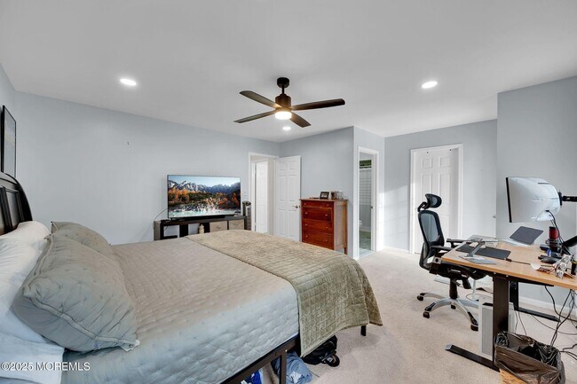 Building Photo - 33 S Pointe Cir