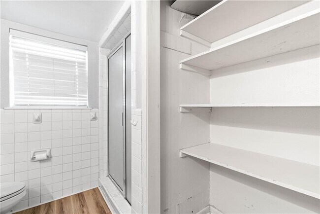 Building Photo - 607 E 11th St