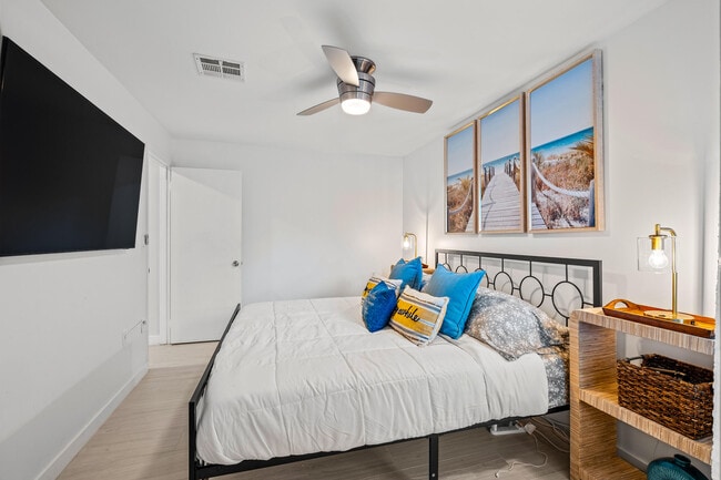 Building Photo - 9165 SE Yacht Club Cir