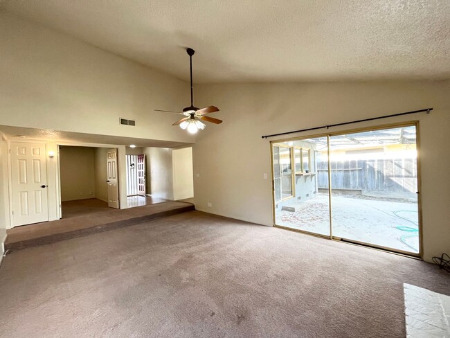 Building Photo - North Merced: $1950 3 bedroom 2 bathroom *