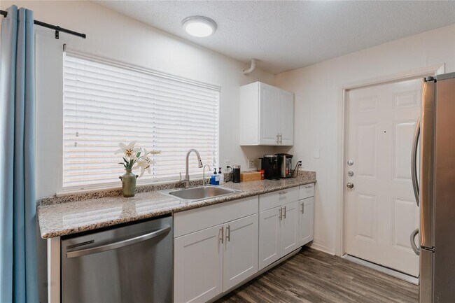 Building Photo - 9011 Quail Valley Dr