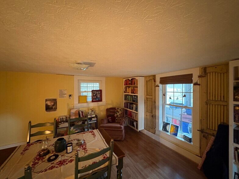 Building Photo - 928 Rockway St
