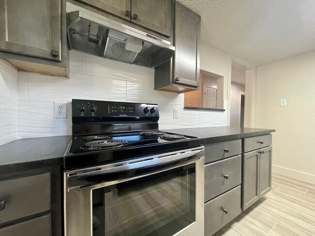 Building Photo - 1226 Royal Crest Dr