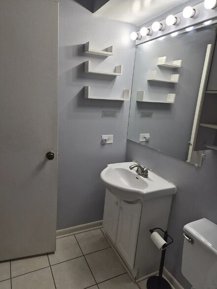 Building Photo - 1500 Robin Cir