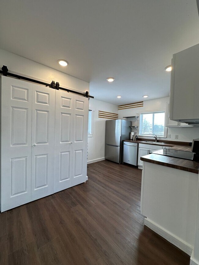 Building Photo - Immediate Move-In! Renovated 2BR House Near Ball State w/ Fireplace & Outdoor Space