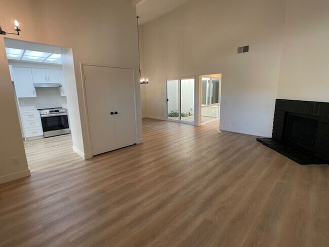 Building Photo - Thousand Oaks Totally Remodeled 3 Bed 2 Full Bath