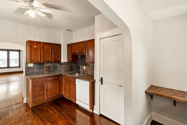 Building Photo - Available now!  517 S. 35th St.  4 Bedroom, 2 Bath Great Midtown location, 1 car garage.