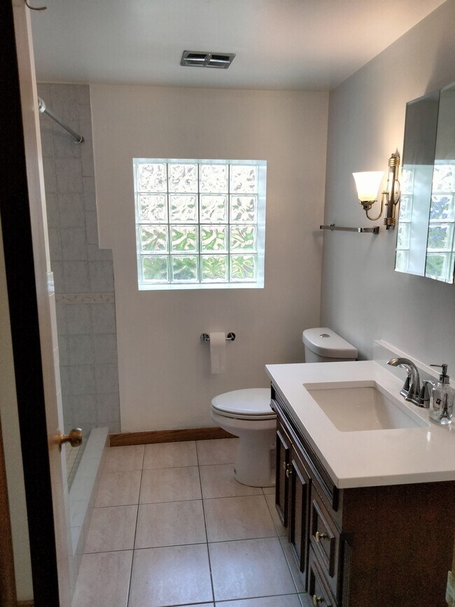 Building Photo - 904 S Edward St