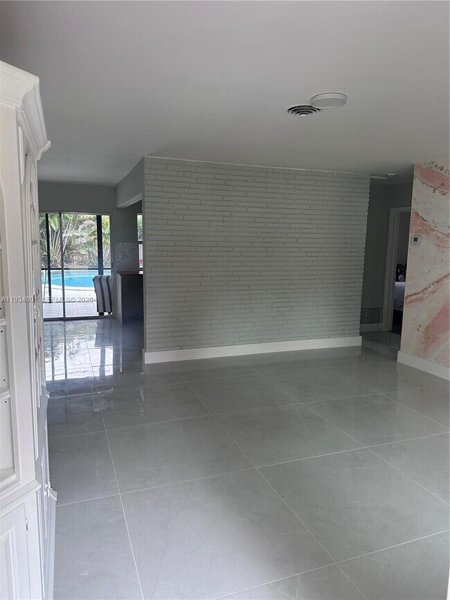 Building Photo - 200 SE 19th St