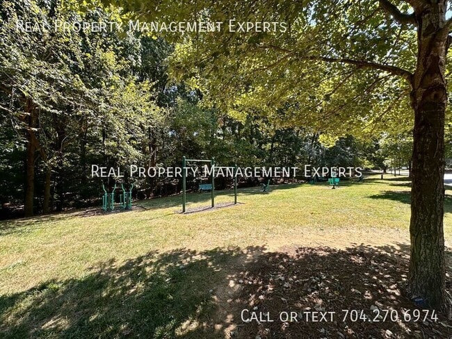 Building Photo - 8509 Golf Ridge Dr