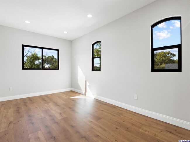 Building Photo - 214 N Orchard Dr