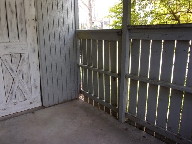 Building Photo - 2 Bedroom 1 Bath Ground Floor Condo in Hunters Trail