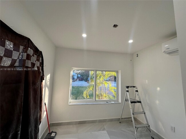 Building Photo - 707 NE 15th St