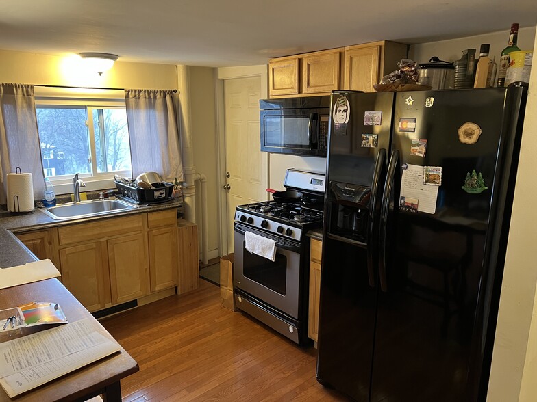 Building Photo - 154 Jenness St