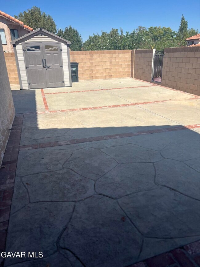 Building Photo - 325 Rainbow Terrace