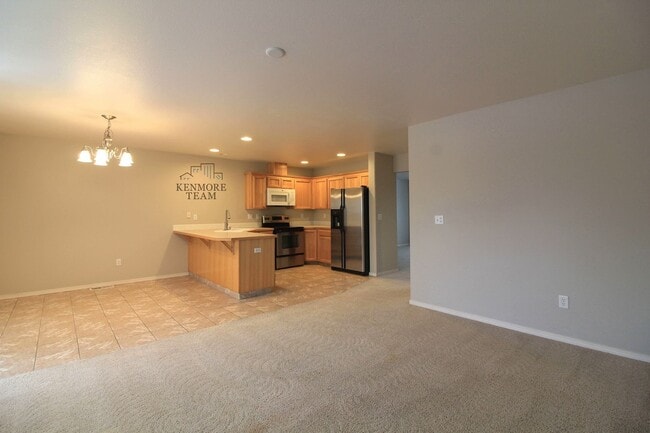 Building Photo - 3 Bedroom, 3.5 Bath Townhome in West Pasco