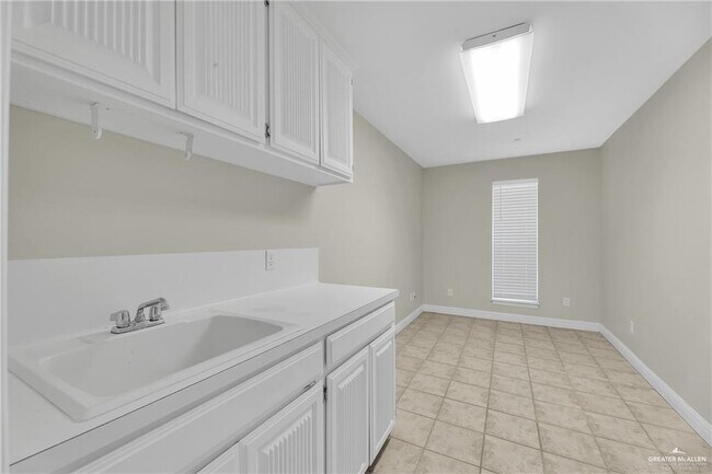 Building Photo - 321 Condor Ave