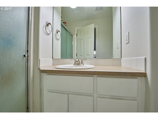 Building Photo - Lovely 3 Bed, 2 Bath Home in Dundee- Walking Distance to New Elementary School!