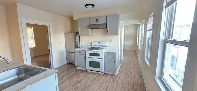 Building Photo - 18 Linden St