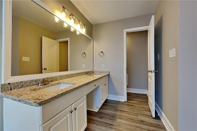 Building Photo - 805 River Valley Dr