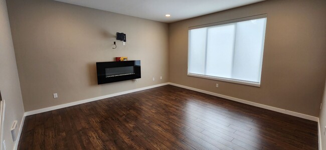 Building Photo - Spacious 3 bedroom Home MOVE-IN READY