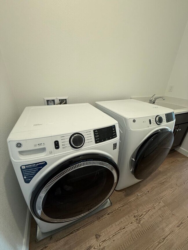 Building Photo - LAKE VIEW