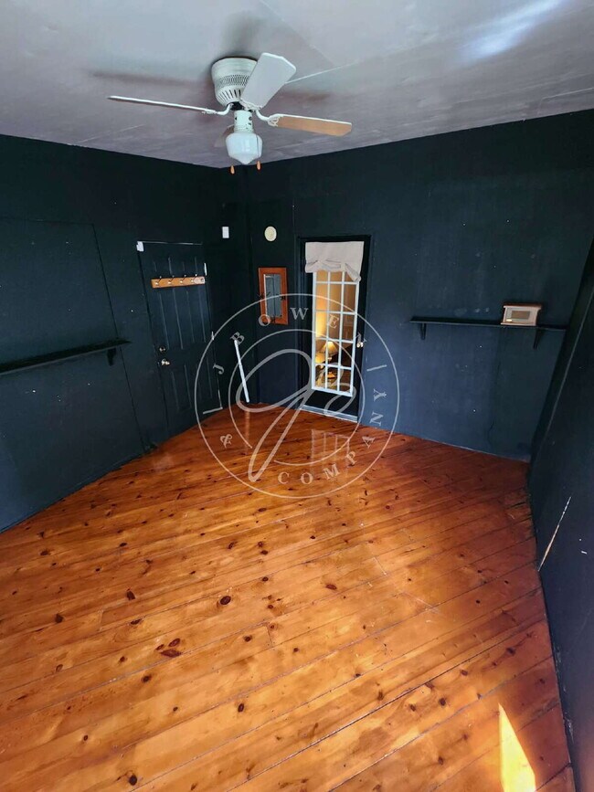 Building Photo - Adorable but unique 3+ bedrooms with bonus rooms! Fenced yard!